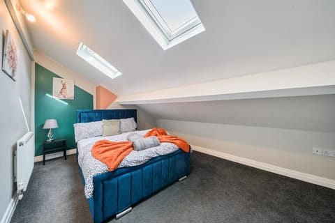 Six Bedroom Group Home near MediaCityUK with Garden and Lockbox Check In Apartment in Salford