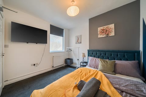 Six Bedroom Group Home near MediaCityUK with Garden and Lockbox Check In Apartment in Salford