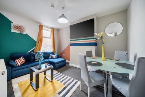 Six Bedroom Group Home near MediaCityUK with Garden and Lockbox Check In Apartment in Salford