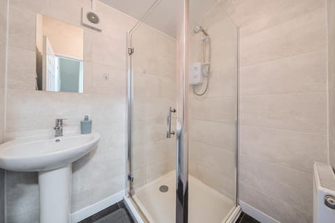 Six Bedroom Group Home near MediaCityUK with Garden and Lockbox Check In Apartment in Salford