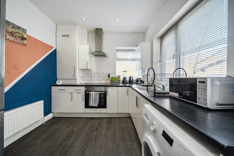 Six Bedroom Group Home near MediaCityUK with Garden and Lockbox Check In Apartment in Salford