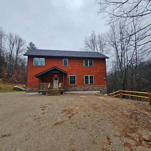 Powder Run - Modern 3BR Basecamp with Hot Tub, AC, EV Charger & Flat Parking House in Pittsfield