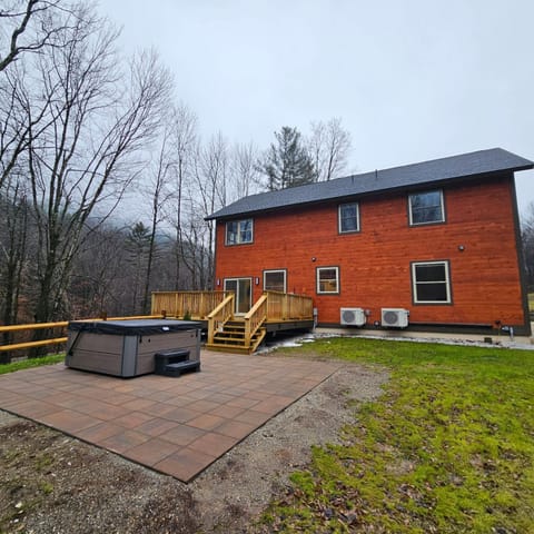 Powder Run - Modern 3BR Basecamp with Hot Tub, AC, EV Charger & Flat Parking House in Pittsfield