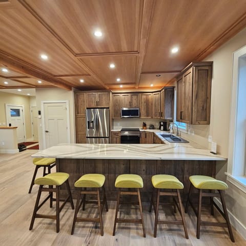 Powder Run - Modern 3BR Basecamp with Hot Tub, AC, EV Charger & Flat Parking House in Pittsfield