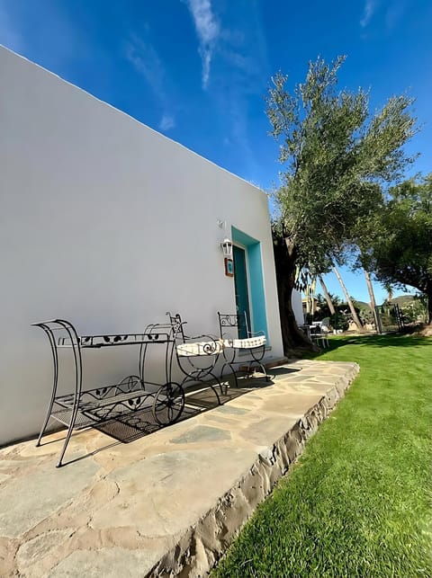 Property building, Patio, Day, Garden