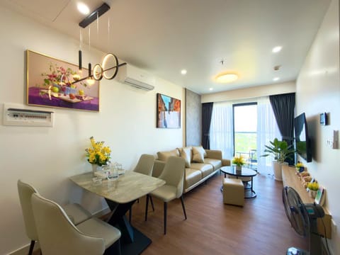 Communal lounge/ TV room, TV and multimedia, Living room, Seating area, Evening entertainment, air conditioner