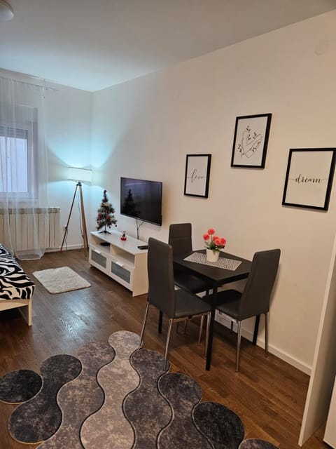 Communal lounge/ TV room, Living room, Photo of the whole room, Dining area