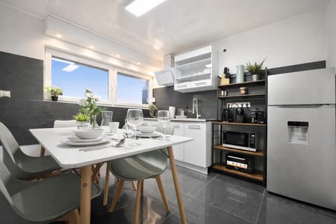 Coffee/tea facilities, Kitchen or kitchenette, Dining area, oven, stove, toaster