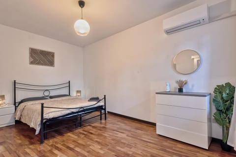 Bed, Photo of the whole room, Bedroom, air conditioner