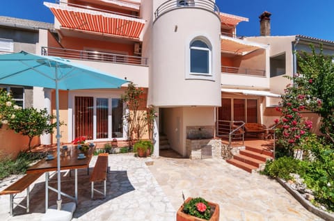Patio, Facade/entrance, Day