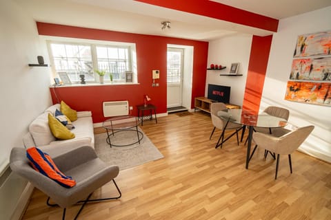TV and multimedia, Kitchen or kitchenette, Living room, Seating area, Dining area