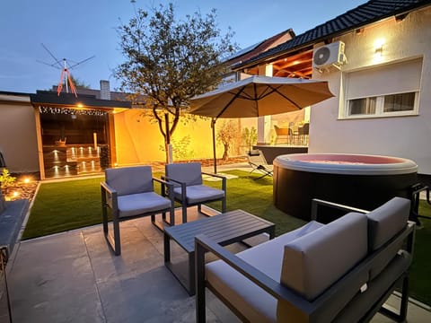 Property building, Garden, Living room, Garden view, sunbed