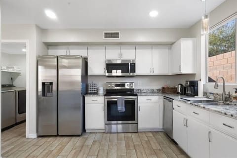 Cozy 3BR Escape Poolside Grill & Chill Spot House in Tortolita