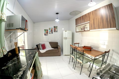 Kitchen or kitchenette, Living room, Seating area, Dining area, oven