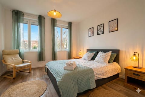Bed, Photo of the whole room, Seating area, Bedroom