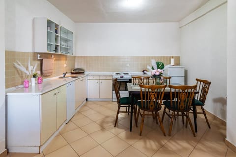 Coffee/tea facilities, Kitchen or kitchenette, Dining area, dishwasher, oven, stove