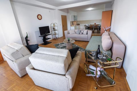 Communal lounge/ TV room, TV and multimedia, Kitchen or kitchenette, Living room, Seating area, Dining area, Evening entertainment