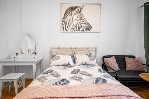 Bed, Living room, Bedroom, air conditioner