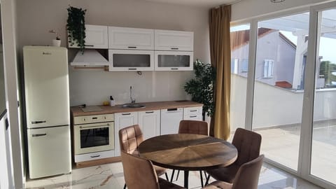 Kitchen or kitchenette, Dining area, stove