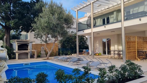 Property building, Patio, Day, Pool view, Swimming pool, sunbed