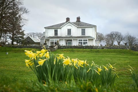 Property building, Spring, Day, Garden, Garden view
