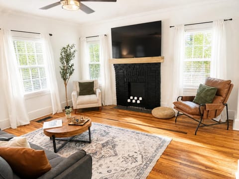 TV and multimedia, Living room, Seating area, fireplace