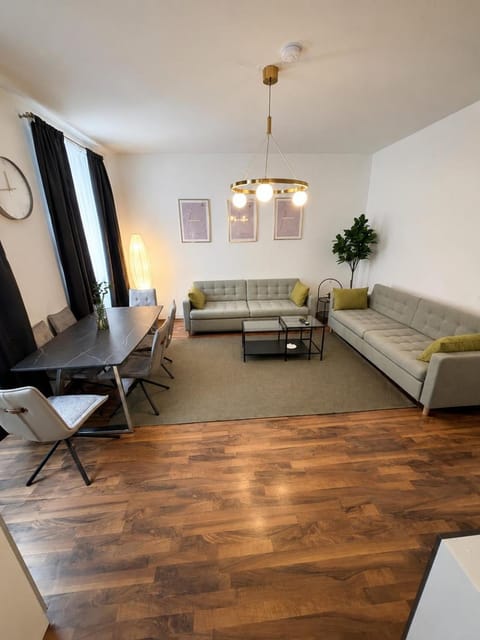 Bed, Living room, Photo of the whole room, Seating area, Dining area