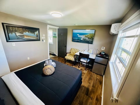 Bed, TV and multimedia, Photo of the whole room, Seating area, Bedroom