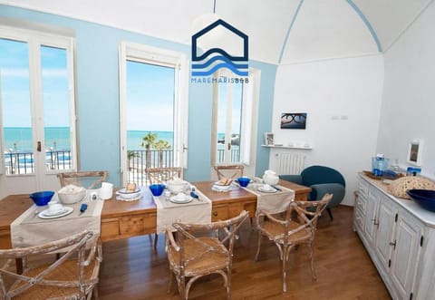 Natural landscape, Seating area, Dining area, Communal kitchen, Sea view, Breakfast, Internal: Not applicable to any particular room