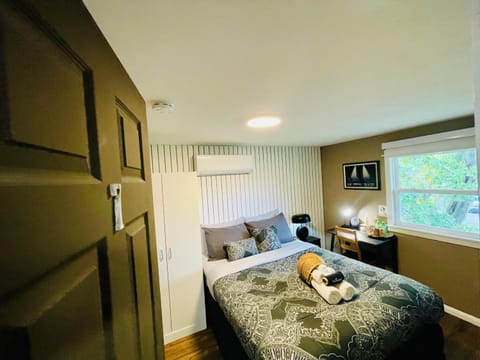 Bed, Photo of the whole room, Bedroom, heating, air conditioner