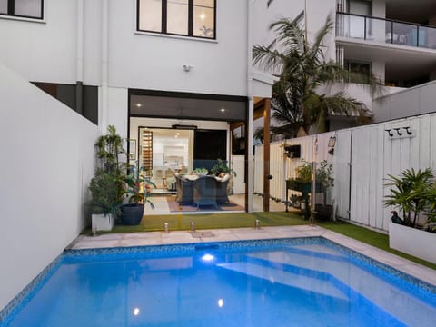 Patio, Swimming pool, Swimming pool, sunbed