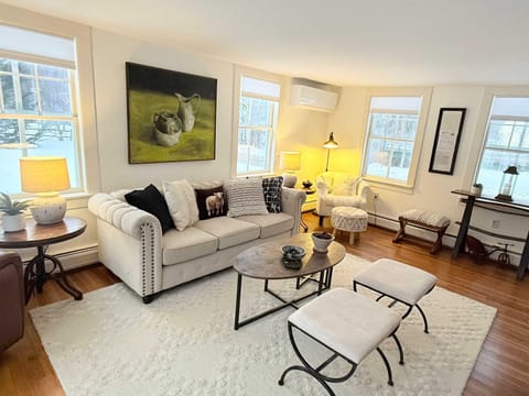 The Carriage House - Historical Farmhouse House in West Dover