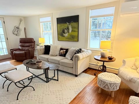 The Carriage House - Historical Farmhouse House in West Dover