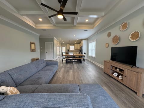 Communal lounge/ TV room, TV and multimedia, Living room, Seating area, Evening entertainment