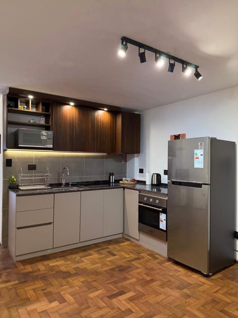 Coffee/tea facilities, Kitchen or kitchenette, oven, stove
