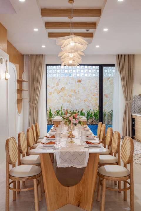 Decorative detail, Seating area, Dining area, Pool view, Swimming pool
