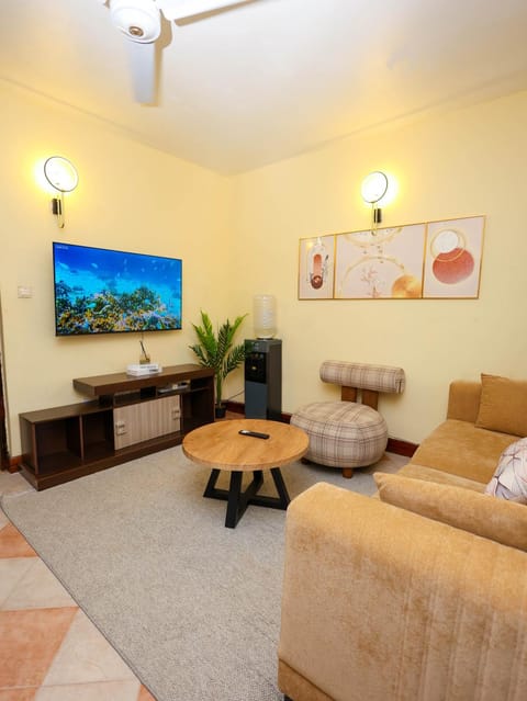 Communal lounge/ TV room, Garden, TV and multimedia, Living room, Decorative detail, Seating area, Evening entertainment, Garden view