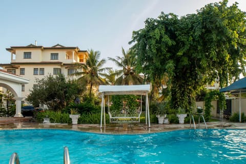 Property building, Day, Garden, Garden view, Pool view, Swimming pool, sunbed