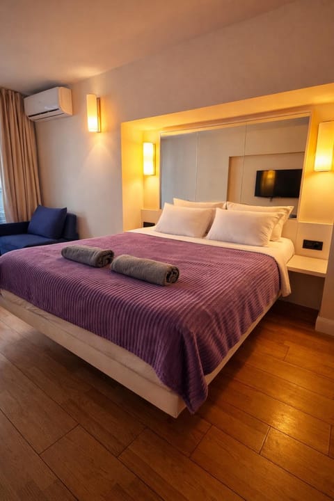 Bed, TV and multimedia, Photo of the whole room, Bedroom, air conditioner