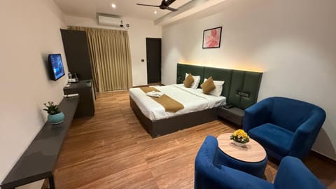 Communal lounge/ TV room, Bed, TV and multimedia, Photo of the whole room, Seating area, Evening entertainment, Bedroom