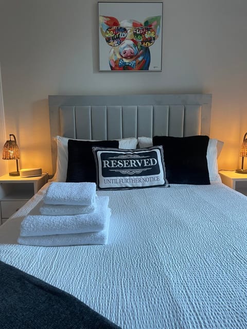 Bed, Bedroom, towels