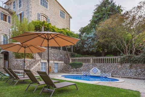 Property building, Garden, Garden view, Pool view, Swimming pool, sunbed