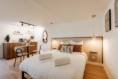 Bed, Photo of the whole room, Bedroom