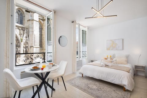 Bed, Living room, Photo of the whole room, Dining area
