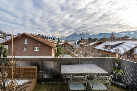 Lake and Mountain View Villa with Whirlpool and Free Parking in Huenibach Villa in Hilterfingen