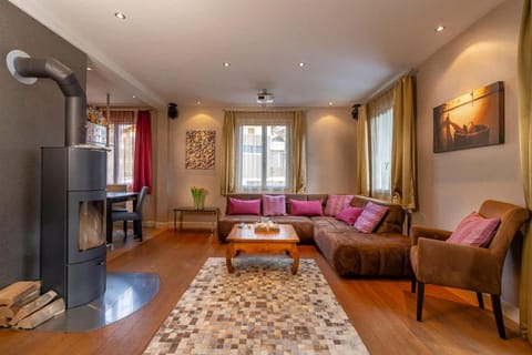 Lake and Mountain View Villa with Whirlpool and Free Parking in Huenibach Villa in Hilterfingen