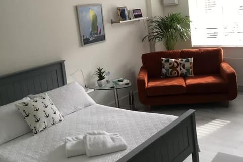 River Studio Sleeps 2 with Parking & Dog Friendly Apartment in Fareham District