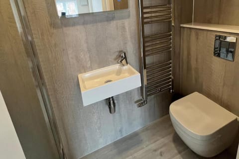 River Studio Sleeps 2 with Parking & Dog Friendly Apartment in Fareham District