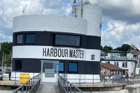 River Studio Sleeps 2 with Parking & Dog Friendly Apartment in Fareham District