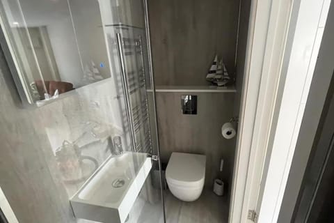 River Studio Sleeps 2 with Parking & Dog Friendly Apartment in Fareham District